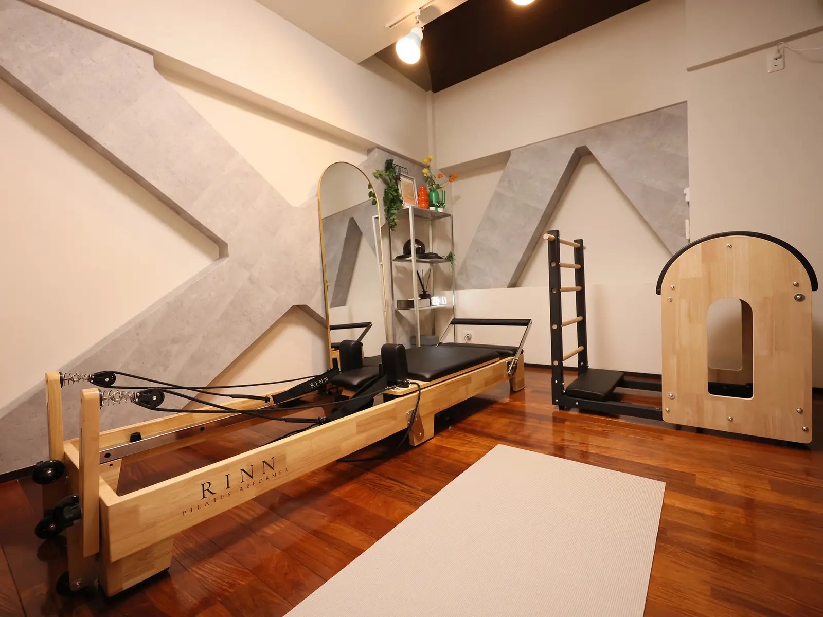 Mimore Pilates SHINのマシンと店内